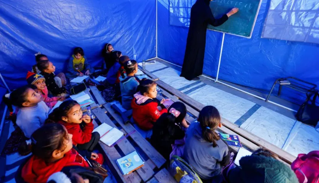 أطفال غزة يتحدون النار والبرد: تولين تعود للتعلم من خيمة قرب الخط الأصفر